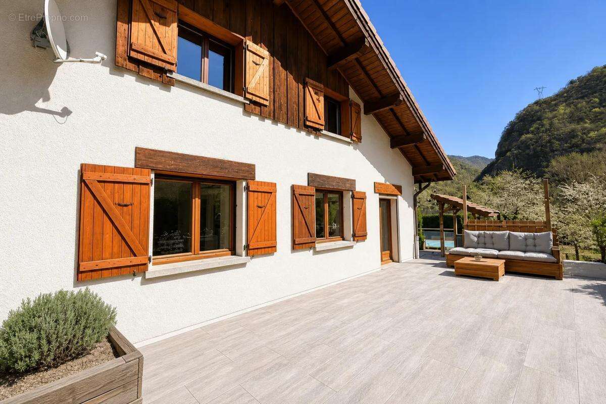 Maison 5 chambres avec piscine et dépendances - Aigueblanche - photo 14