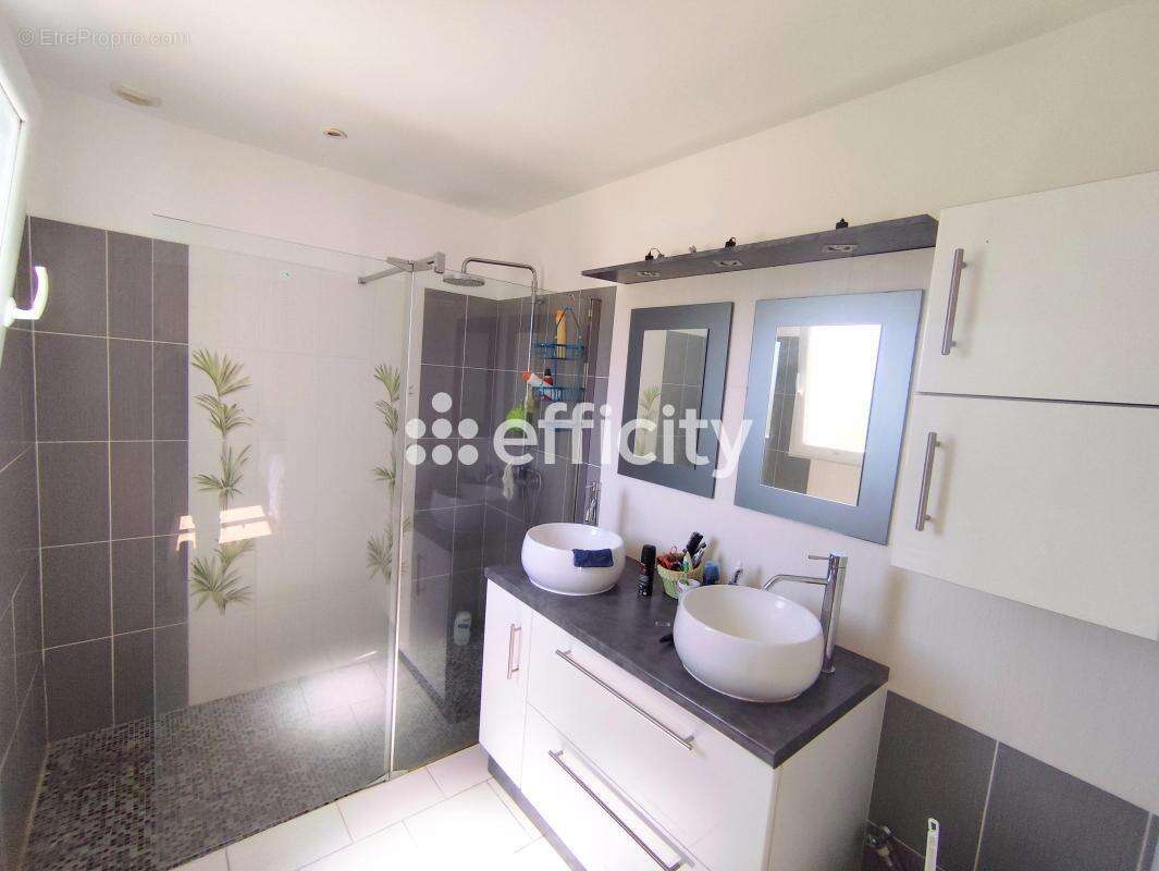 Maison 160 m² à Saint-Georges-Des-Coteaux  - photo 16