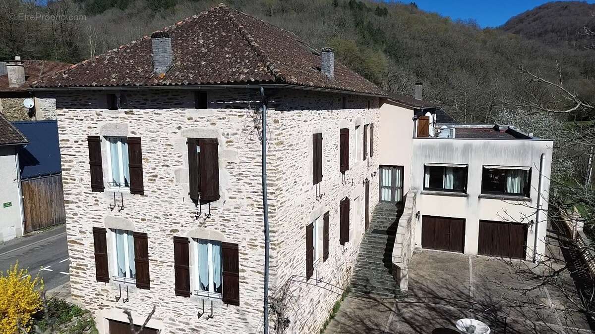 Appartement à LATOUILLE-LENTILLAC