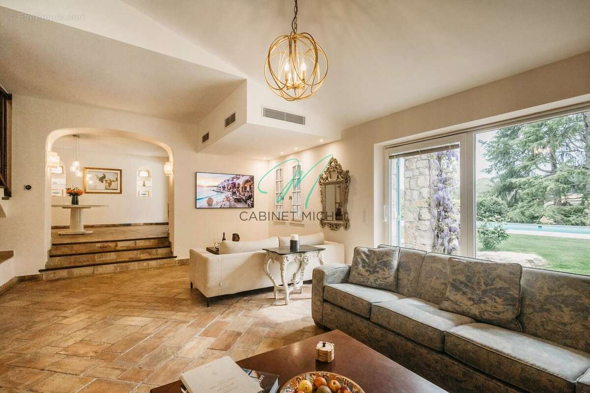 Maison à ROQUEFORT-LES-PINS