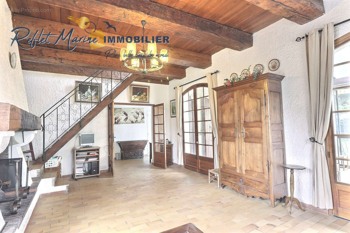 Maison à CEYRESTE