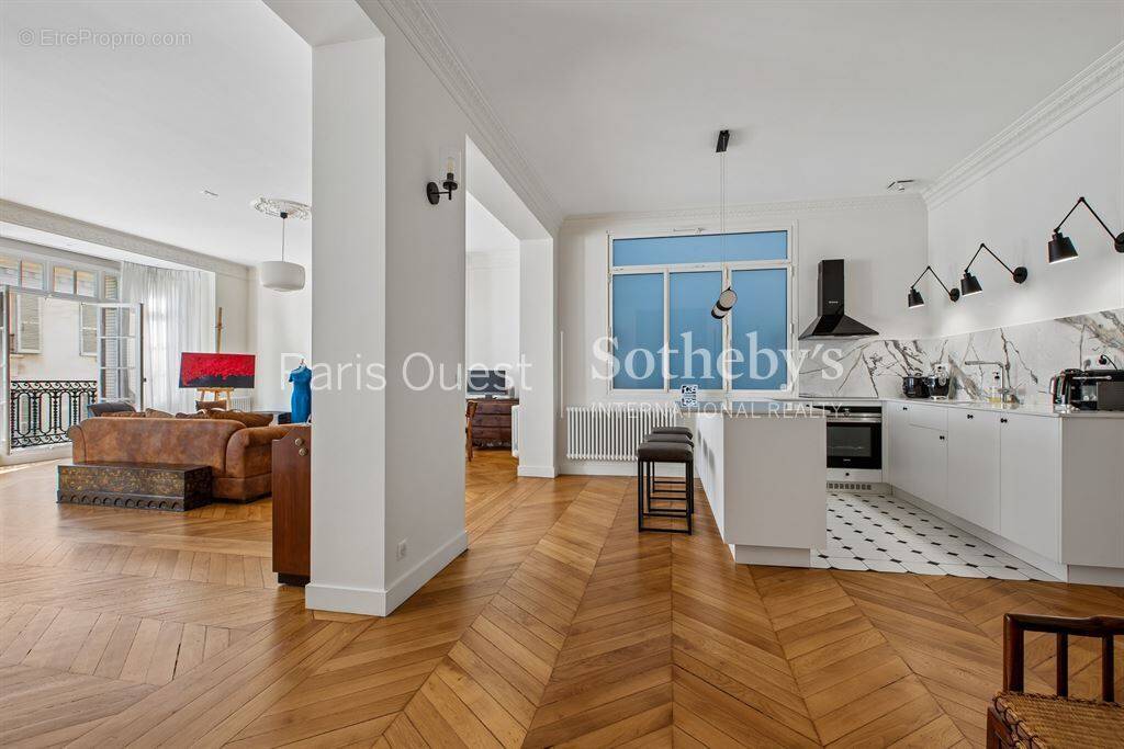 Appartement à PARIS-16E