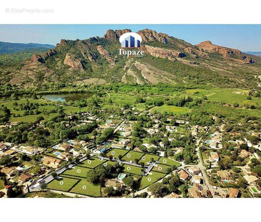 Terrain à ROQUEBRUNE-SUR-ARGENS