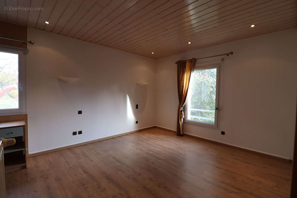 Maison à SAINT-CIERGE-SOUS-LE-CHEYLARD