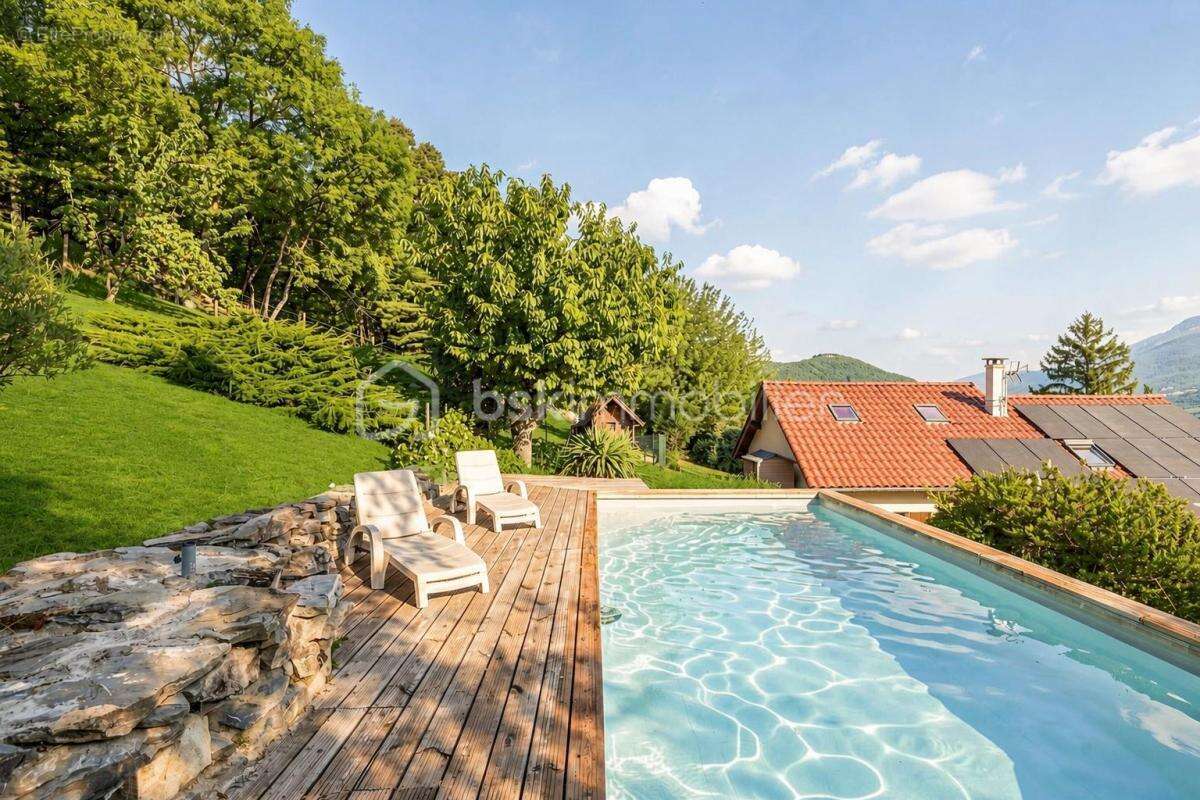  Maison familiale avec grand terrain, piscine et autonomie énergétique – Notre-Dame-de-Mésage Le Haut - photo 18