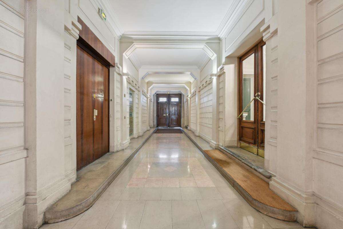 Commerce à PARIS-8E