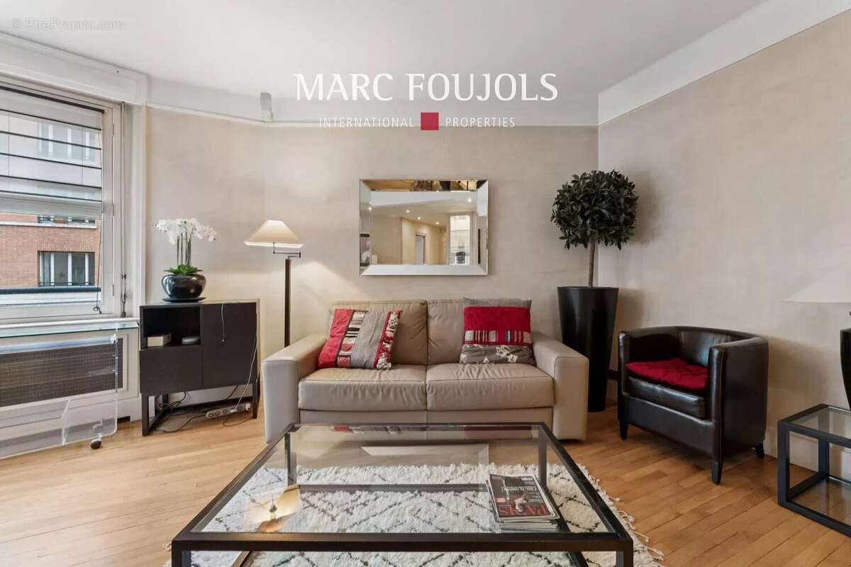 Appartement à PARIS-16E