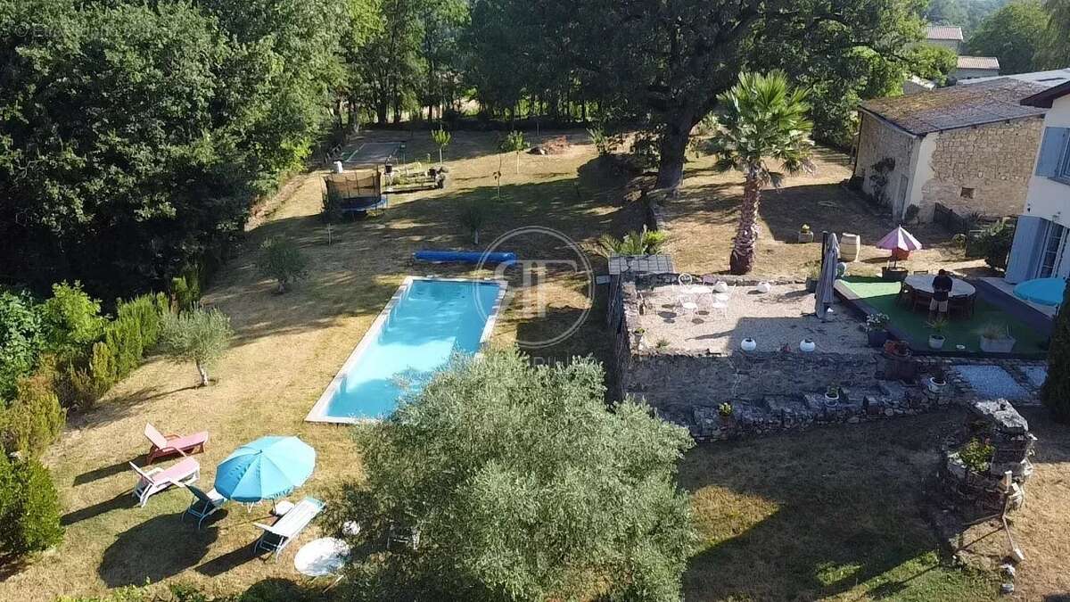 Maison familiale + dépendances avec jardin et piscine - photo 20
