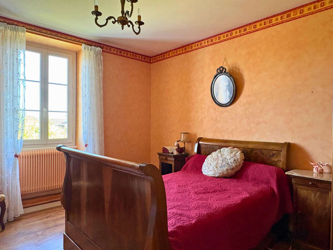 MAISON DE CARACTÈRE en pierre de taille, terrain de 1 200 m2, dépendance de 210 m2, quartier Gare COGNAC - photo 12