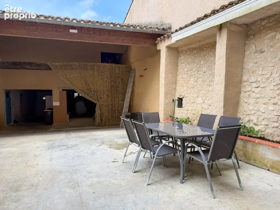 Une rénovation contemporaine pour deux maisons reliées par un patio et jardin avec piscine - photo 12