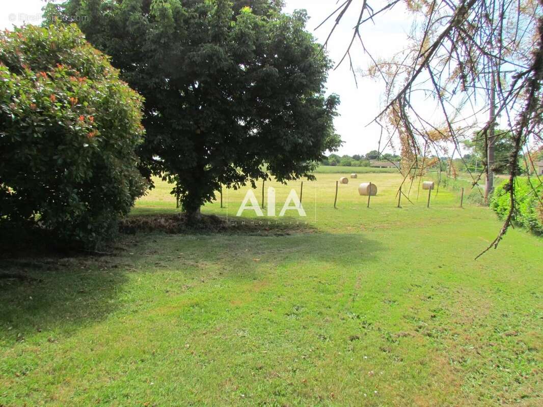 Maison à LES ADJOTS