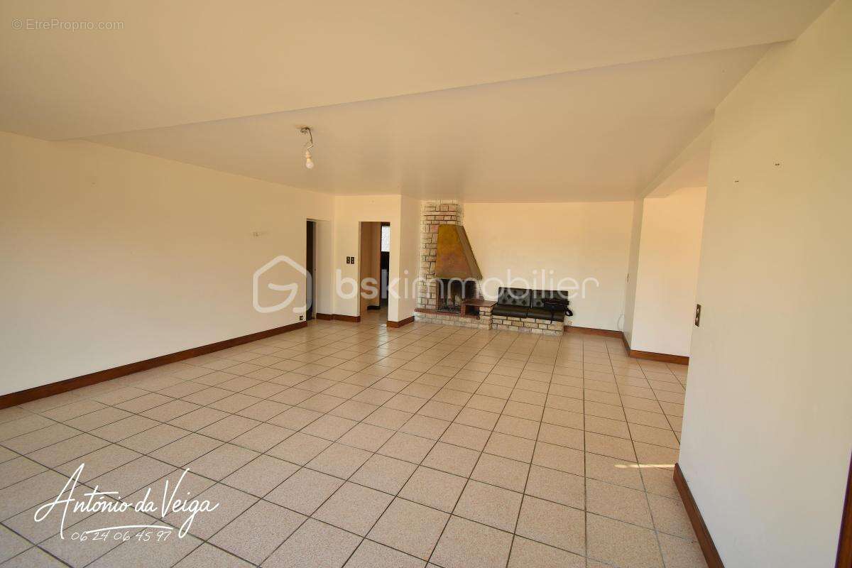 Maison de campagne – 3 chambres, dépendances, double garage et terrain constructible d’environ 3 233 m² - photo 2