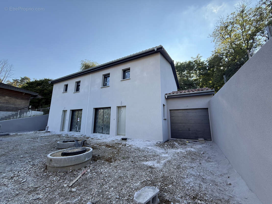 Maison à EYZIN-PINET