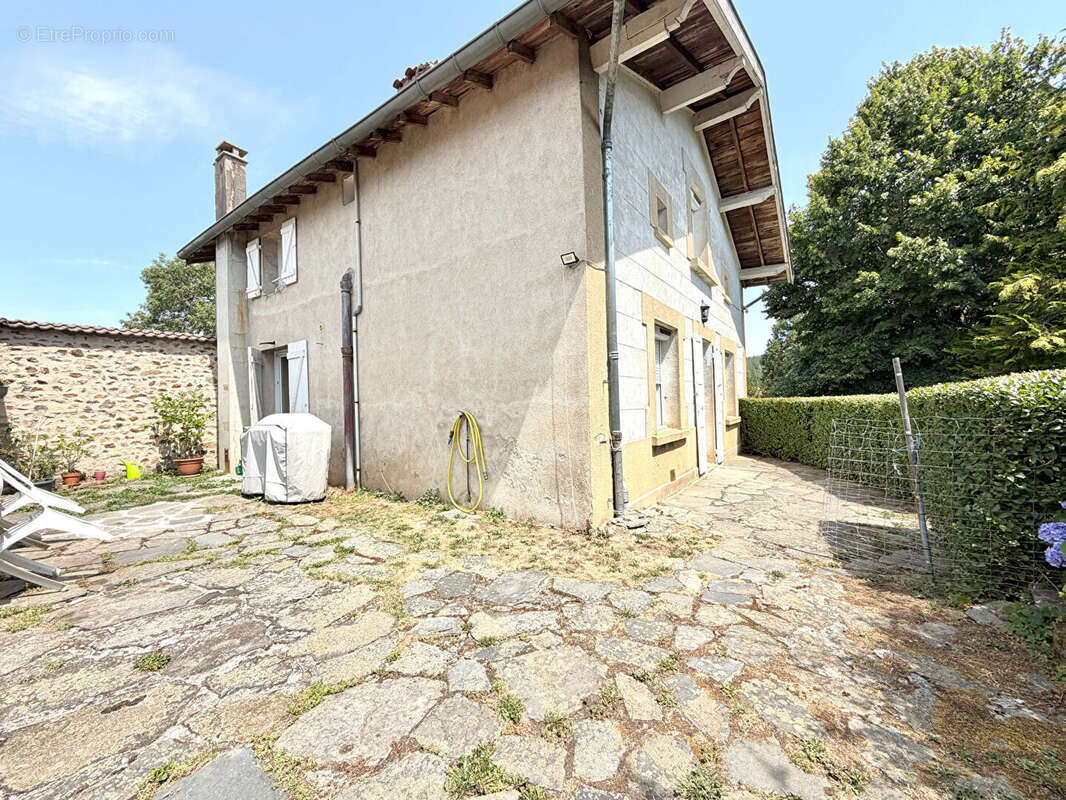 Charmante maison en pierre à Saint Romain Les Atheux 128.69m² - photo 3