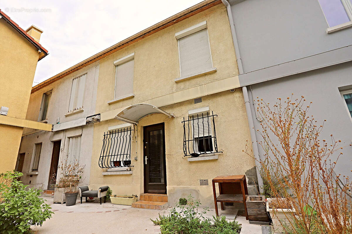 Maison de ville en copropriété - cour / impasse au calme - photo 12