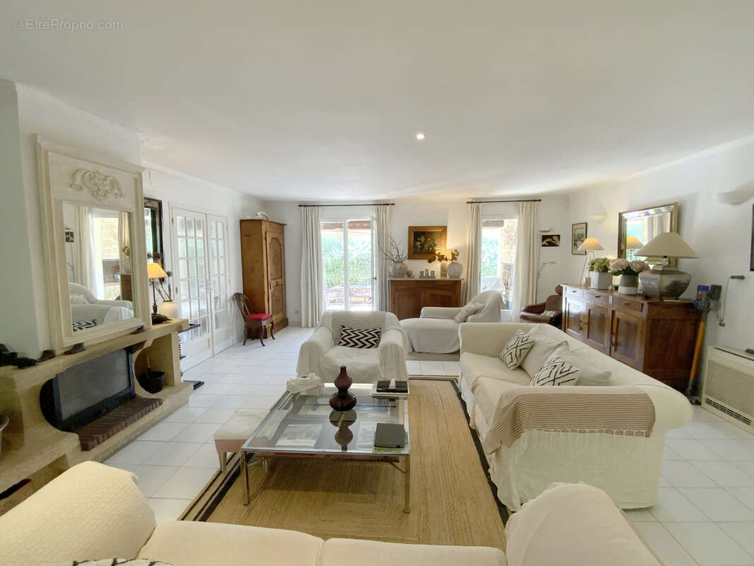 Villa de plain pied dans un quartier résidentiel d'Uzès sur un terrain de 1500 m2 avec piscine. - photo 2