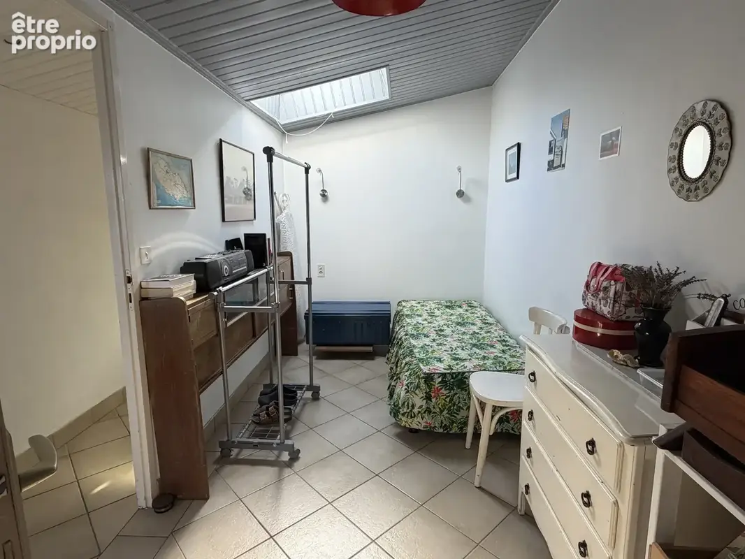 Maison au coeur de Port Joinville avec un joli jardin clos de murs de pierre. - photo 6