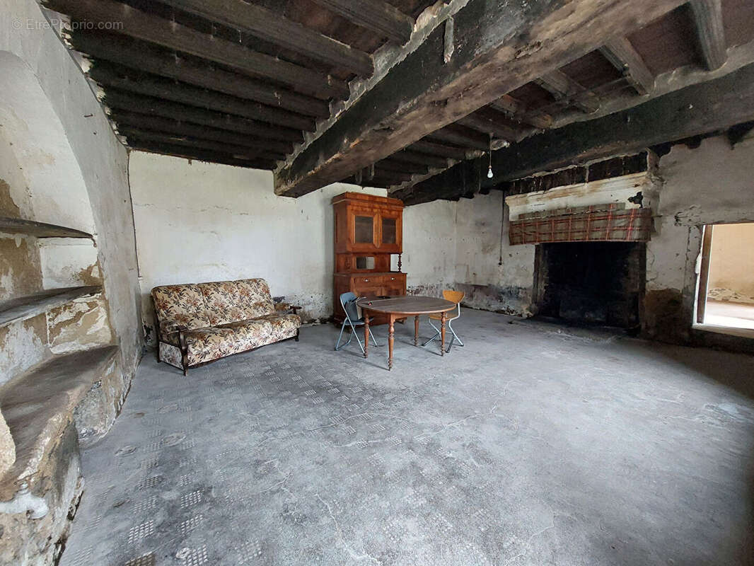 Maison à SAINT-THUAL