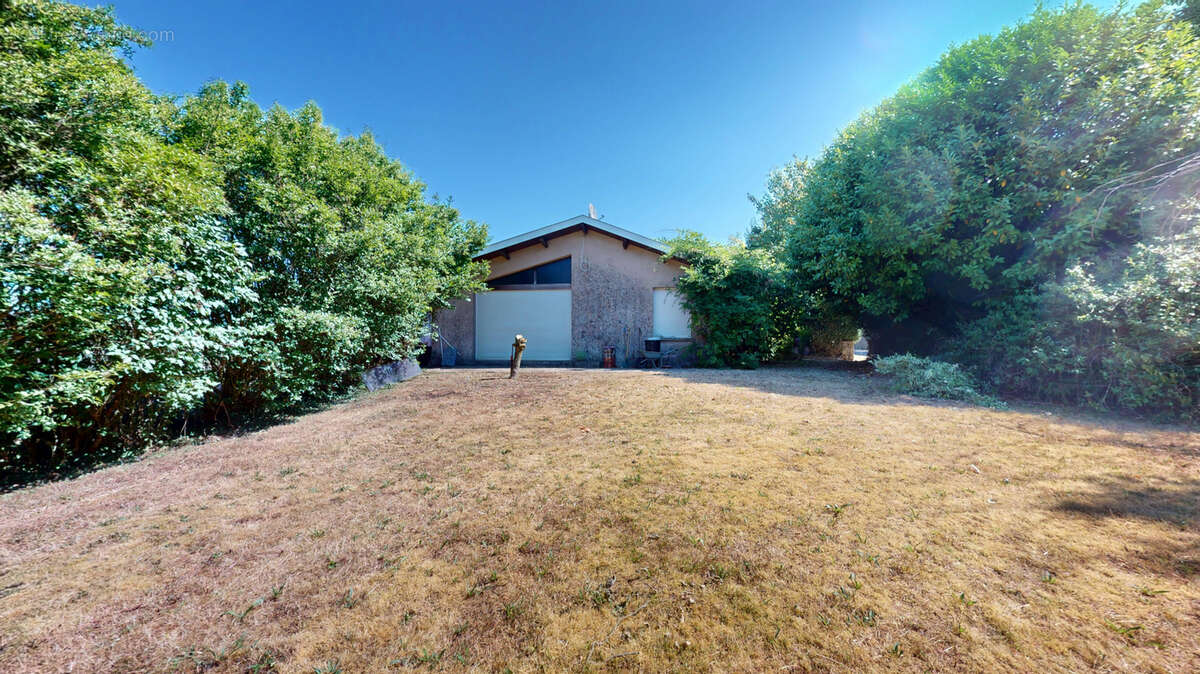 Maison plain pied sur 13.65 ares de terrain. - photo 2