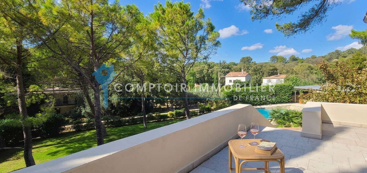 Collines - secteur residentiel - spacieuse villa 5 chambres avec piscine et dependances - photo 4