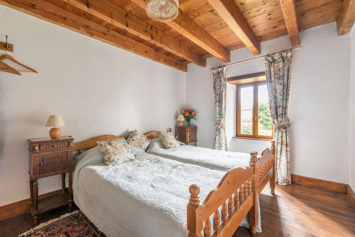 Maison à CHAMBON-SUR-DOLORE