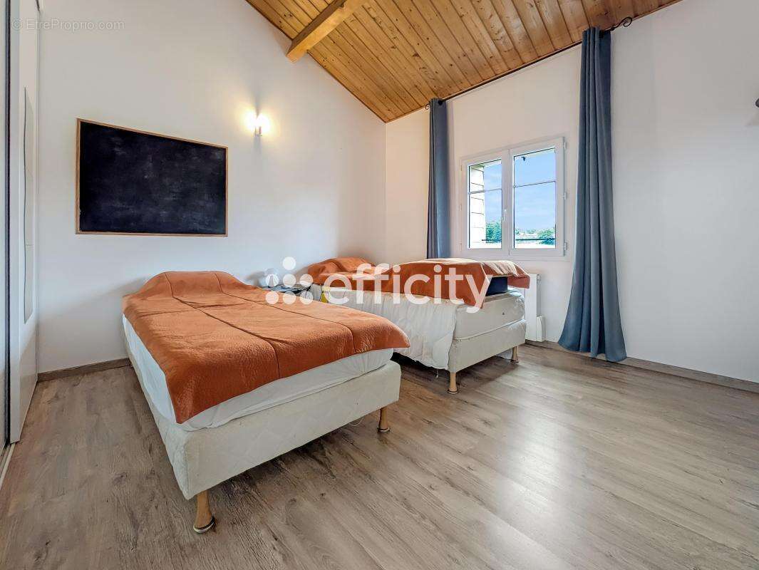 Maison à SAINT-LAURENT-SUR-GORRE