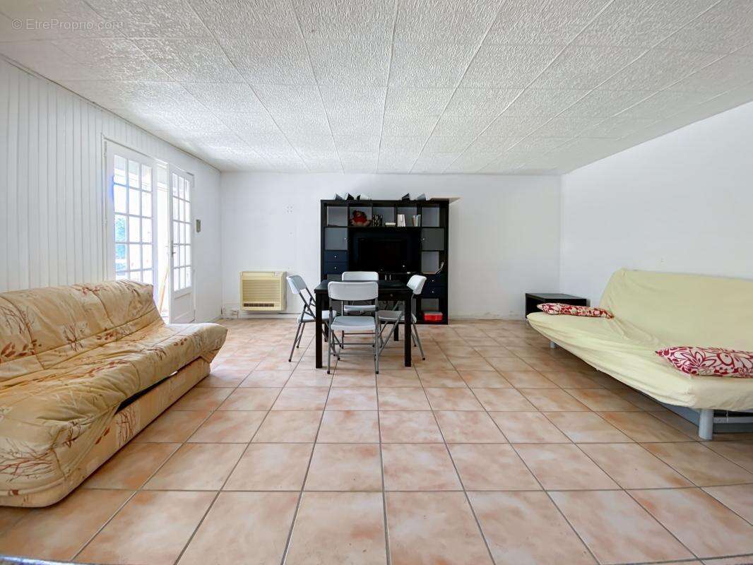 Maison à CEYRESTE