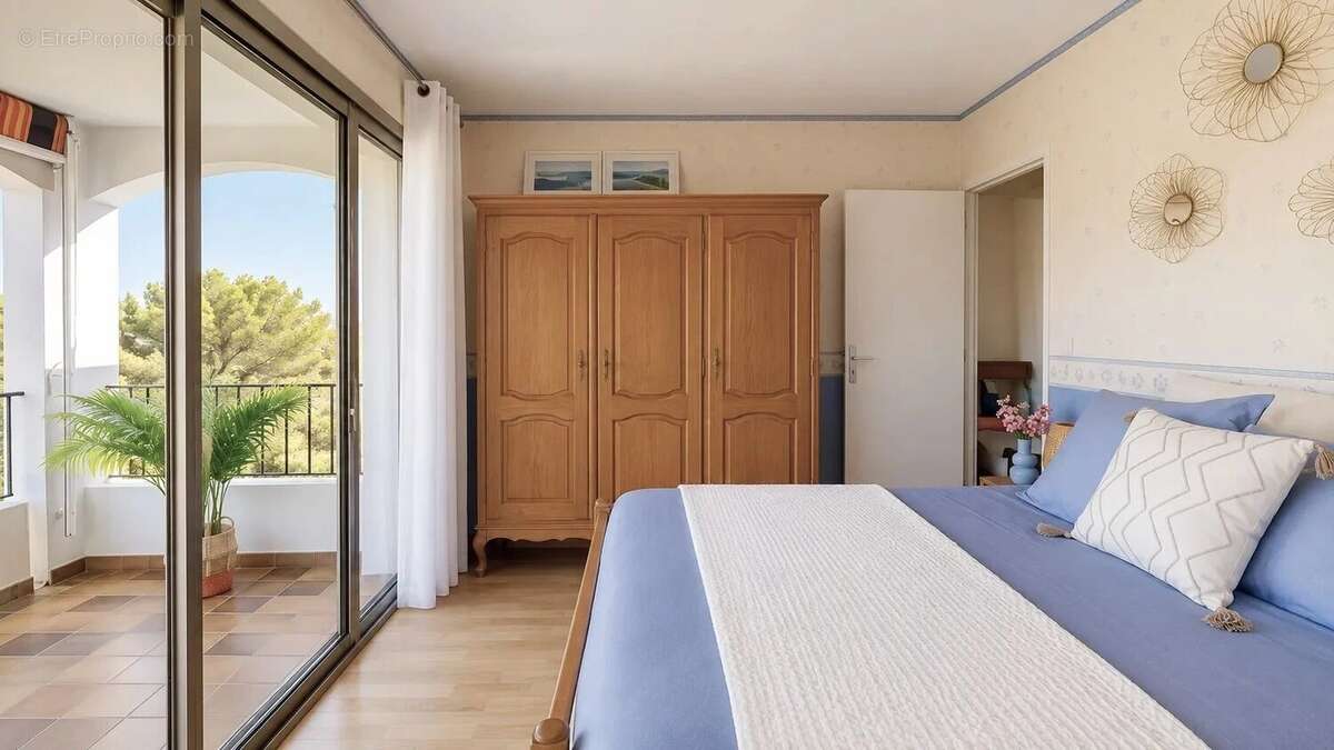 Hyères, dernier étage, T4 traversant 100 m², terrasses, grand garage et place de parking extérieur - photo 16