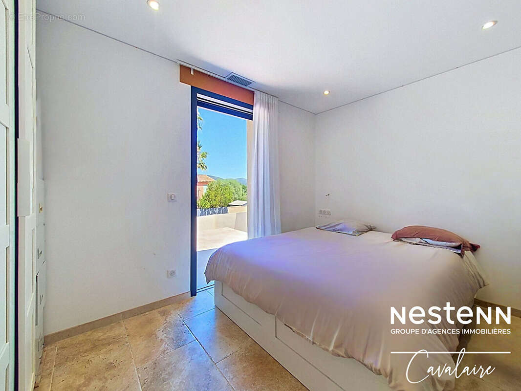 Maison contemporaine à Cogolin aux prestations de qualité, 3 chambres + studio indépendant, piscine et SPA et double garage - photo 16