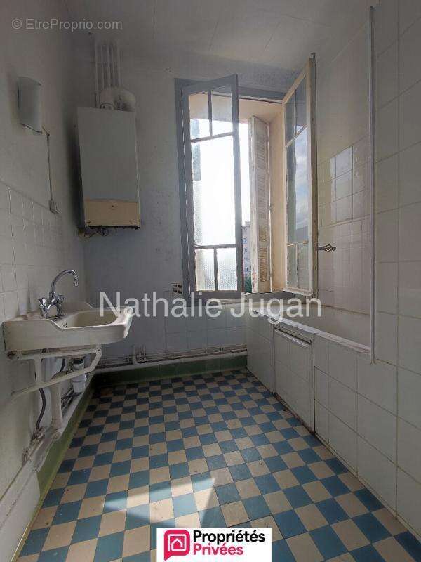 Vente TOULON Ouest - Maison de caractère à rénover de 205 m2 sur 318 m2 de terrain - Garage - photo 12