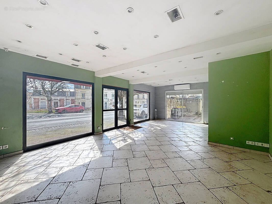 Commerce à FONTAINEBLEAU