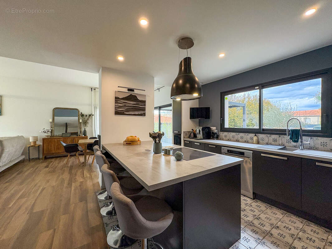 Maison à LES MARTRES-D'ARTIERE