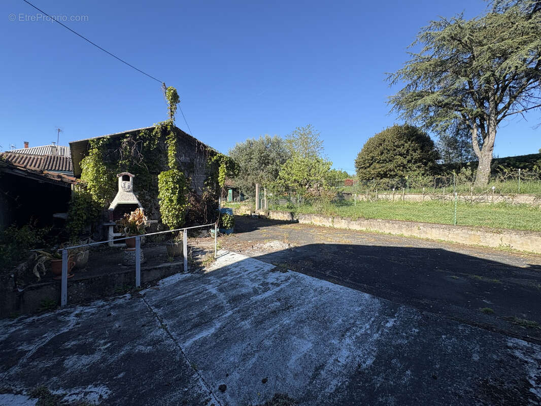 Maison de village avec jardin, dépendances et grand garage - photo 12