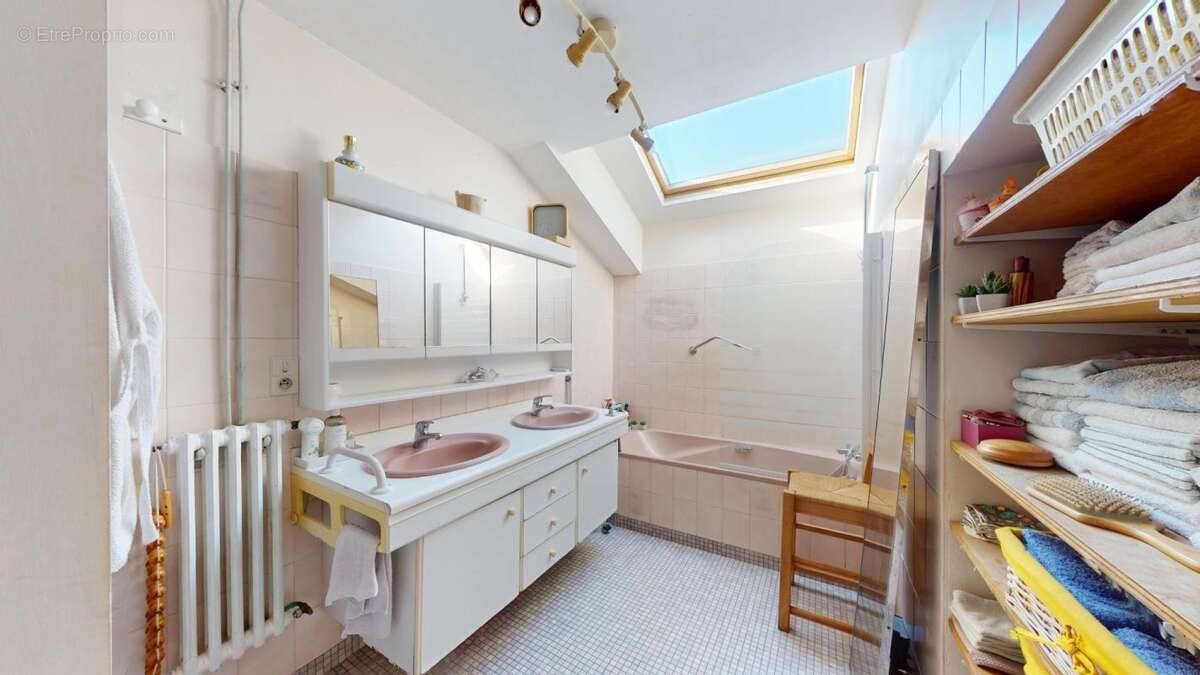 Maison en pierre 4 chambres + dependances + 2.5 ha - photo 11
