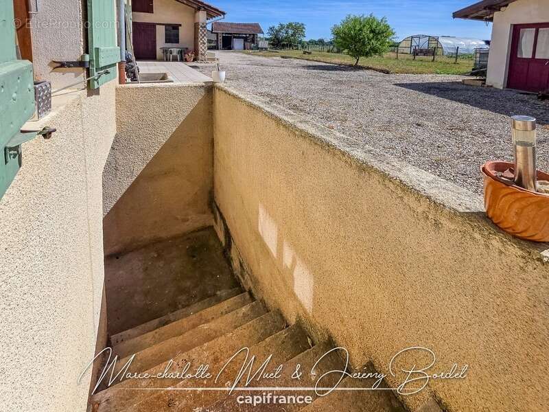 Longère avec double garage et dépendances - photo 24