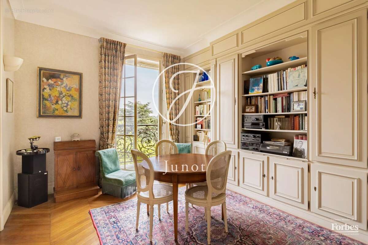 Paris 7e - HÔTEL DES INVALIDES - Appartement - 64,90m² Carrez - 65,76m² au sol - 1 chambre - Balcon - Vue dégagée sur le dôme de - photo 6