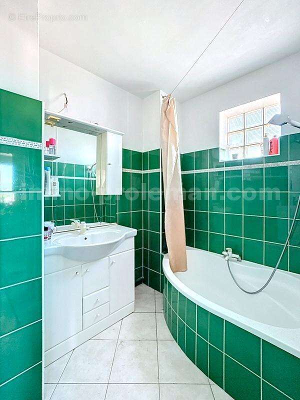 Appartement_T3_Ambilly_proche_frontière_Suisse_DOUANE_TRAM_CEVA_LEMAN_EXPRESS_GENEVE_VOIE_VERTE_secteur_calme_cuisine_moderne_équipée_ouverte_Séjour_Saleve_Vue_Dégagée - Appartement à AMBILLY