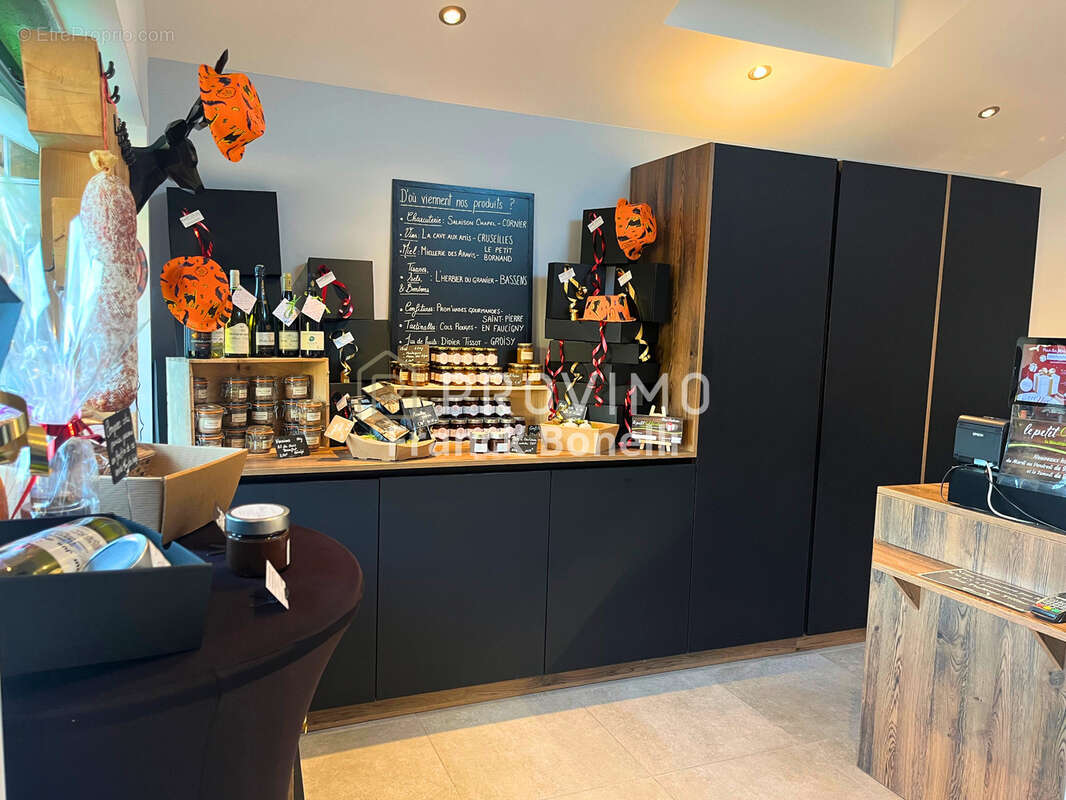 Commerce à CRUSEILLES