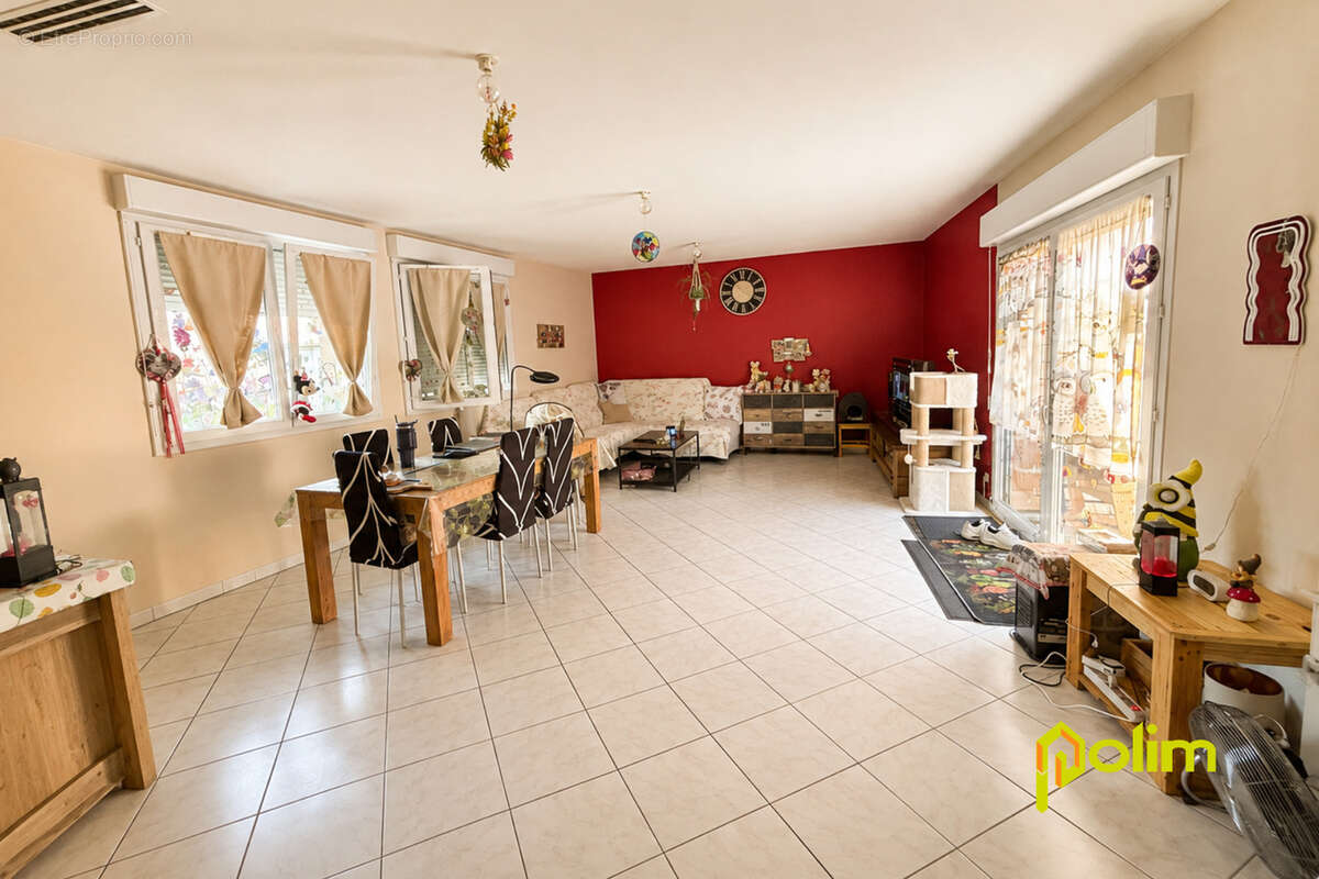 Ensemble immobilier avec appartement loué et vaste dépôt - photo 4