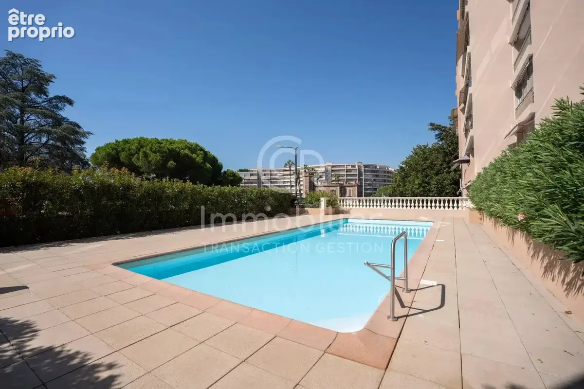Cannes-La-Bocca – 2 pièces rénové avec vue mer, piscine et garage - photo 11