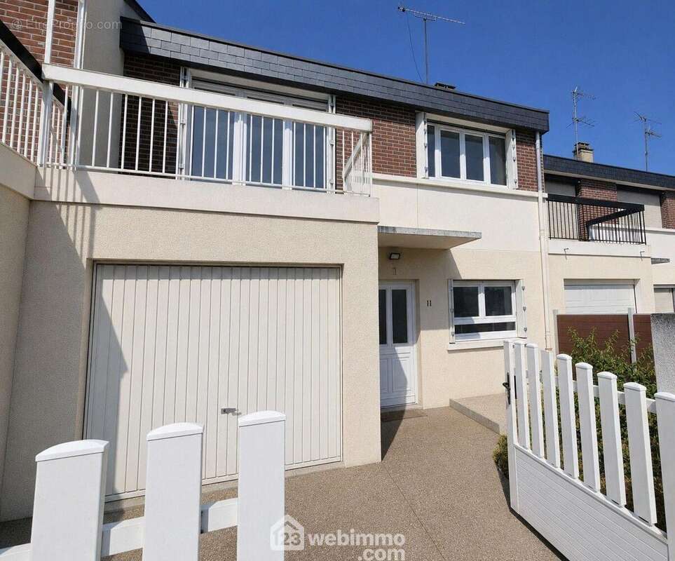 Venez découvrir cette maison de 104 m² à rénover.