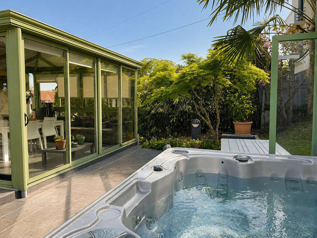 Royat - Maison avec panorama, jardin, terrasses et spa / 7 Pièces principales / 185 m² / Parcelle 942 m² - photo 7