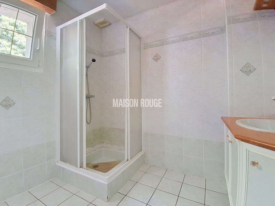 Maison familiale avec vie de plain-pied - Cinq chambres + bureau - Sous-sol complet et vaste terrain à SAINT-DONAN - photo 9