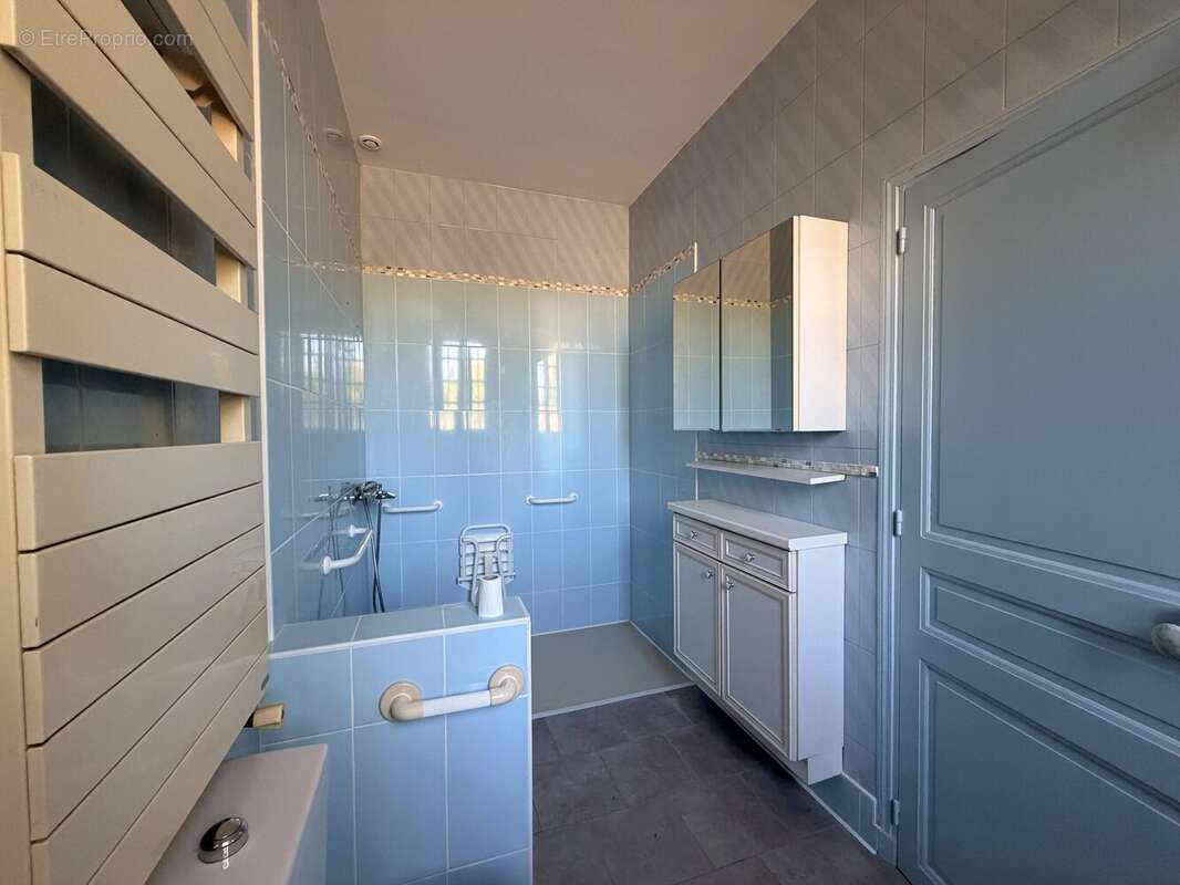 Maison de ville avec garage et beau potentiel au cœur de Ruffec - photo 10