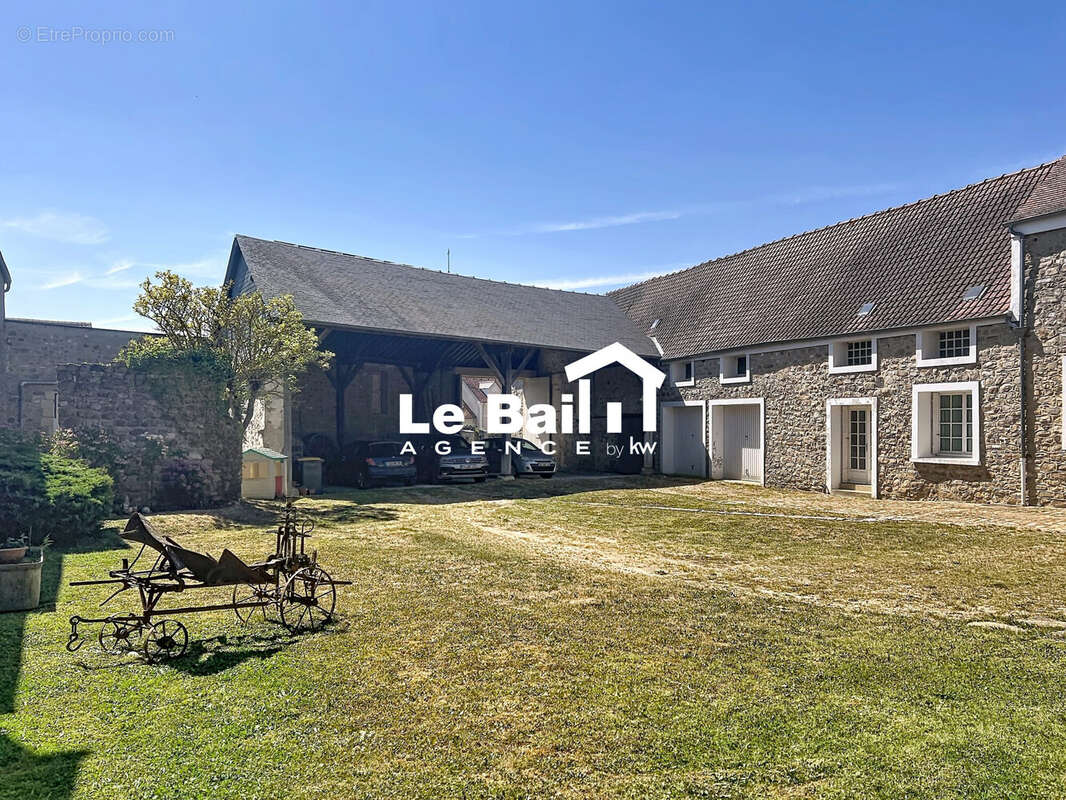 Maison 850 m² à Livilliers  - photo 2