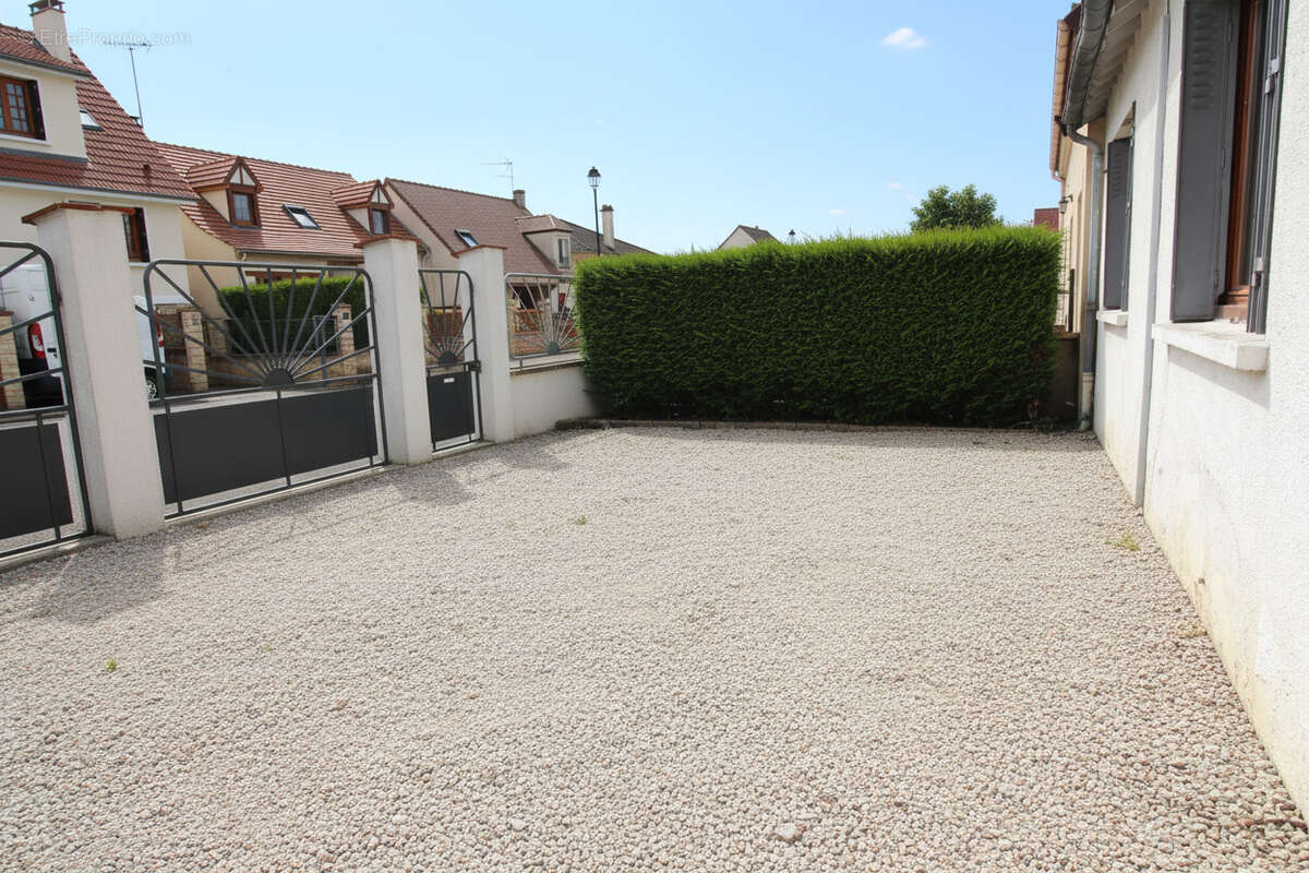 Maison à LE MESNIL-SAINT-DENIS