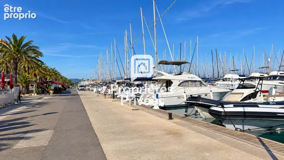 Hyères Port - T4 de 91 m2 avec terrasse, vue mer, piscine et garage - photo 17