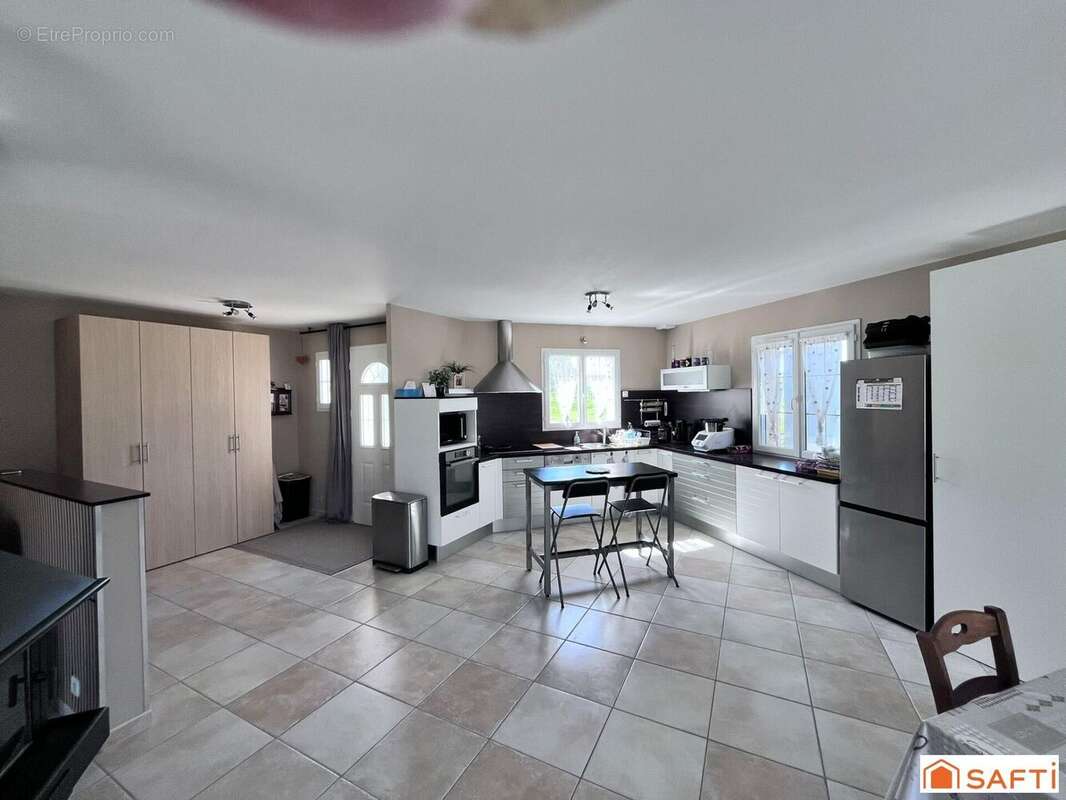 Maison 128 m² à Saint-Sulpice  - photo 5