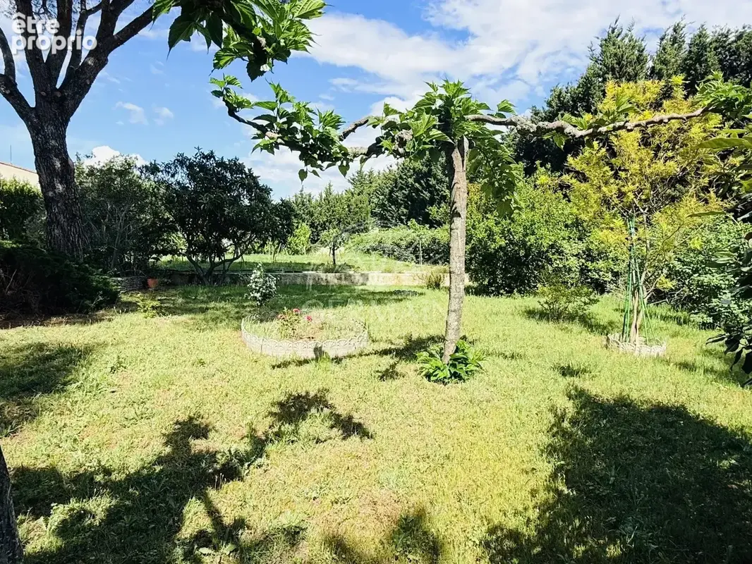 L'Isle-sur-la-Sorgue, à vendre en exclusivité, terrain constructible de 700 m² environen zone UC du PLU. - photo 3