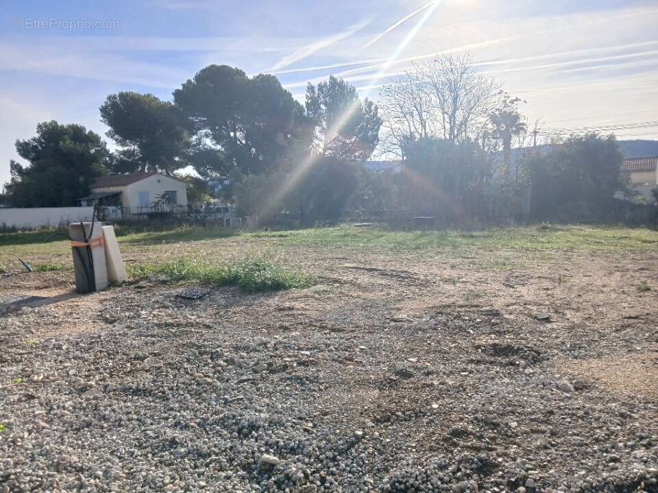 Terrain à LA FARE-LES-OLIVIERS